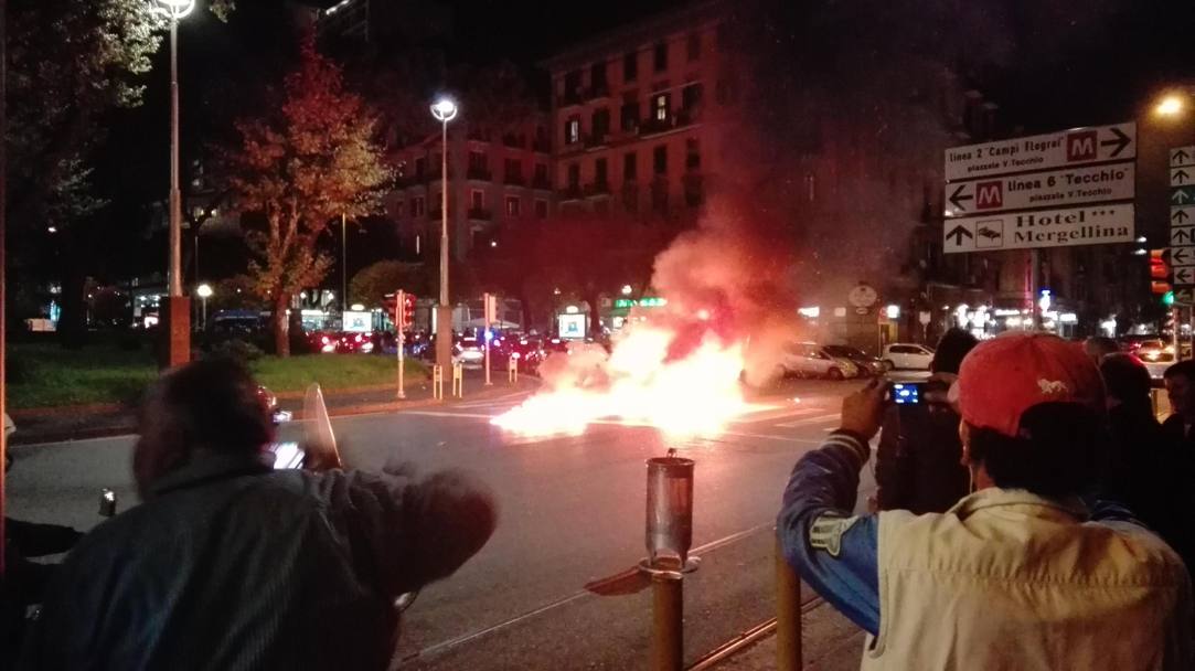 Le immagini del taxi in fiamme.